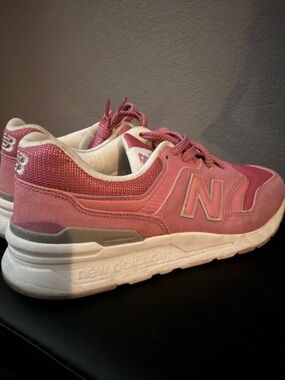 New Balance 997H Rose Pink Athletic Sneakers